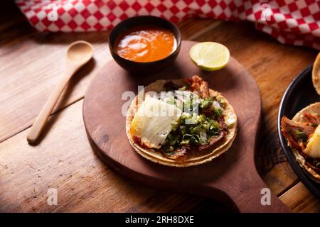 Tacos al Pastor. Auch bekannt als Tacos de Trompo, sind sie die beliebteste Art von Straßen-Tacos in Mexiko, üblicherweise hergestellt aus Schweinefleisch und Rindfleisch mariniert mit Stockfoto