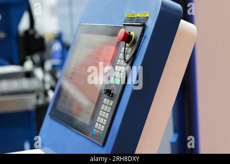 CNC-Bedienkonsole mit Touchscreen und Eingabestift. Selektiver Fokus. Stockfoto