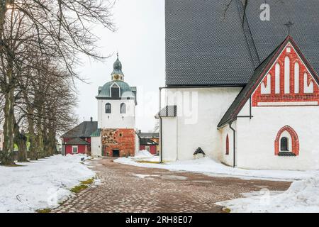 Porvoo, Finnland - 02. April 2009, der separate Glockenturm der mittelalterlichen Lutherischen Kathedrale von Porvoo an einem winterlichen bewölkten Tag Stockfoto