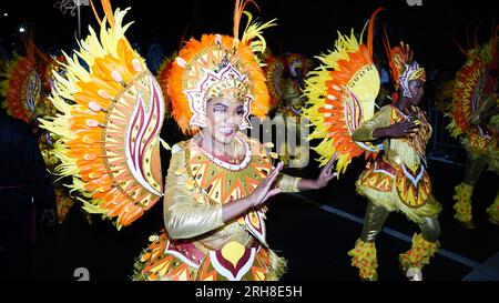 Junkanoo Street Parade am 2. Weihnachtsfeiertag auf den Bahamas, bei der sich Männer und Frauen in bunten Kostümen kleiden. Stockfoto