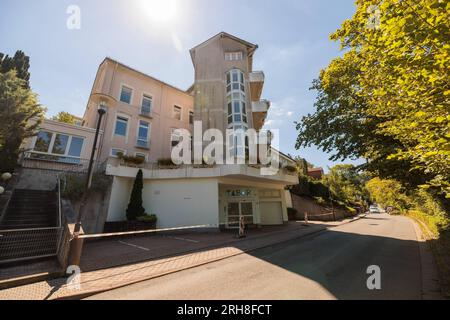 Bad Schwalbach, Deutschland. 10. Aug. 2023. Das Haus Tabor Altenpflegeheim. Zwei Dutzend Pflegeheime in Hessen haben in den letzten zweieinhalb Jahren den Betrieb eingestellt. (Zu dpa-KORR "schwierige Zeiten": Was macht Pflegeheime in Insolvenz) Kredit: Jörg Halisch/dpa/Alamy Live News Stockfoto