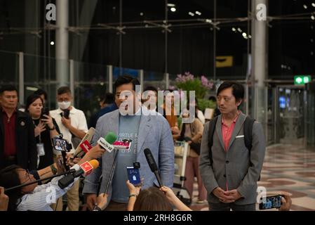 Provinz Samut Prakan, Thailand. 14. Aug. 2023. Vacharaesorn Vivacharawongse (C) und Dr. Chakriwat Vivacharawongse (R), Sohn des thailändischen Königs Maha Vajiraty korn, der am 14. August 2023 am Flughafen Suvarnabhumi ein Presseinterview gibt. Vor der Rückkehr in die Vereinigten Staaten. (Foto von Teera Noisakran/Pacific Press) Kredit: Pacific Press Media Production Corp./Alamy Live News Stockfoto