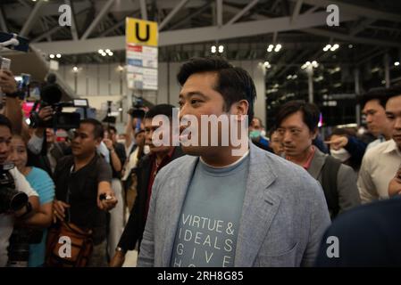 Provinz Samut Prakan, Thailand. 14. Aug. 2023. Vacharaesorn Vivacharawongse (C), Sohn des besuchten thailändischen Königs Maha Vajiralong korn, kam am 14. August 2023 am Flughafen Suvarnabhumi in der Provinz Samut Prakan an an an an an, um sich auf die Rückkehr in die Vereinigten Staaten vorzubereiten. Sein Sohn kehrte Anfang dieser Woche nach Thailand zurück, nachdem er 27 Jahre lang im Ausland gelebt hatte. (Foto von Teera Noisakran/Pacific Press) Kredit: Pacific Press Media Production Corp./Alamy Live News Stockfoto