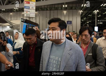 Provinz Samut Prakan, Thailand. 14. Aug. 2023. Vacharaesorn Vivacharawongse (C) und Dr. Chakriwat Vivacharawongse (R), Sohn von Thailands König Maha Vajiraty korn, kamen am 14. August 2023 am Flughafen Suvarnabhumi in der Provinz Samut Prakan an an an an an, um sich auf die Rückkehr in die Vereinigten Staaten vorzubereiten. Sein Sohn kehrte Anfang dieser Woche nach Thailand zurück, nachdem er 27 Jahre lang im Ausland gelebt hatte. (Foto von Teera Noisakran/Pacific Press) Kredit: Pacific Press Media Production Corp./Alamy Live News Stockfoto