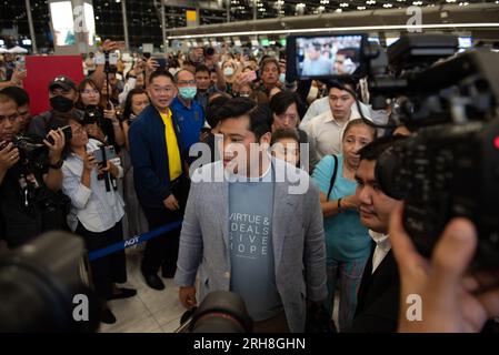 14. August 2023, Provinz Samut Prakan, Thailand: Vacharaesorn Vivacharawongse(C) und Dr. Chakriwat Vivacharawongse, Sohn des thailändischen Königs Maha Vajiralong korn besuchte den Flughafen Suvarnabhumi in der Provinz Samut Prakan am 14. August 2023, um sich auf die Rückkehr in die Vereinigten Staaten vorzubereiten. Sein Sohn kehrte Anfang dieser Woche nach Thailand zurück, nachdem er 27 Jahre lang im Ausland gelebt hatte. (Kreditbild: © Teera Noisakran/Pacific Press via ZUMA Press Wire) NUR REDAKTIONELLE VERWENDUNG! Nicht für den kommerziellen GEBRAUCH! Stockfoto