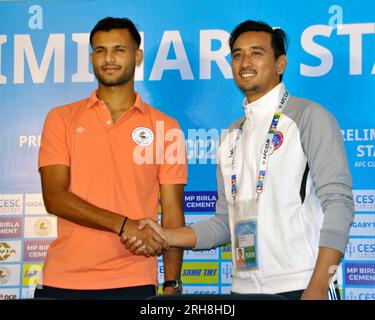 Kalkutta, Indien. 15. Aug. 2023. Pressekonferenz vor dem Spiel des AFC-Pokals Vorspiel zwischen Mohunbagan Super Giant (Indien) und Machhindra FC (Nepal) im Yuba Bharati Krirangan Media Centre im Salt Lake Stadion in Kalkata, das am 16. Oktober 2023 stattfinden soll. Mohunbagan Super Giant Head Coach Juan Ferrando und Spieler Anwar Ali sowie Mchhindra FC (Nepal)Cheftrainer Kishor kumar K C und Spieler Bishal Sherstha sprechen über die Medien. Kredit: ZUMA Press, Inc./Alamy Live News Stockfoto