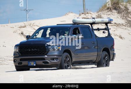 Savage Ditch, Delaware, USA - 4. Juli 2023 - Ein schwarzer Dodge RAM Pickup Truck mit Kajak und Surf Angelstrand erlaubt das Fahren im Sand Stockfoto