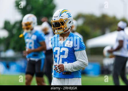 Los Angeles Chargers Safety Alohi Gilman (32) wärmt sich während des Trainingscamps im Jack Hammett Sports Complex auf, Montag, 14. August 2023, in Costa Mesa, Calif. (Louis Chen/Image of Sport) Stockfoto