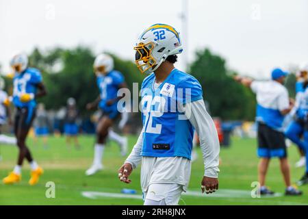 Los Angeles Chargers Safety Alohi Gilman (32) wärmt sich während des Trainingscamps im Jack Hammett Sports Complex auf, Montag, 14. August 2023, in Costa Mesa, Calif. (Louis Chen/Image of Sport) Stockfoto