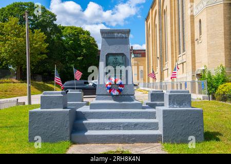 Gedenkstätte des Zweiten Weltkriegs vor dem Rathaus in der 580 Broad Street im historischen Stadtzentrum von Central Falls, Rhode Island RI, USA. Stockfoto