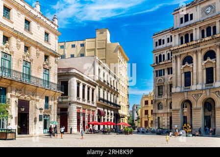 Kuba, Havanna. Die Plaza de San Francisco de Asís wurde im 16. Jahrhundert vor dem Hafen Havannas errichtet. Stockfoto