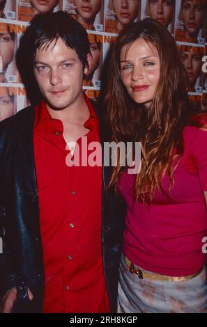 Norman Reedus und Helena Christensen nehmen am 22. März 2000 an der Party zum 1. Jubiläum für das Nylon Magazine in Skirt in New York City Teil. Foto: Henry McGee/MediaPunch Stockfoto