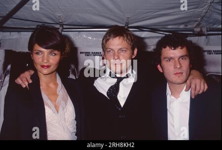 Helena Christensen, Norman Reedus und Balthazar Getty nehmen am 22. April 2002 im Chelsea West Cinema in New York City an der Premiere von „Deuces Wild“ Teil. Foto: Henry McGee/MediaPunch Stockfoto