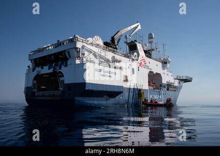 Mittelmeer, Italien. 14. Aug. 2023. Geo Barents von Ärzten ohne Grenzen, vom Meer aus gesehen während der Rettungsübungen. 36. Rotation der Ärzte ohne Grenzen an Bord der Geo Barents. Kredit: SOPA Images Limited/Alamy Live News Stockfoto