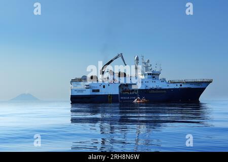 Mittelmeer, Italien. 14. Aug. 2023. Geo Barents of Doctors without Borders (Geo Barents von Ärzten ohne Grenzen), von Orca aus gesehen, einer seiner Rettungslippen, vor dem Stromboli-Vulkan am Montag, den 14. August während der Übungen. 36. Rotation der Ärzte ohne Grenzen an Bord der Geo Barents. Kredit: SOPA Images Limited/Alamy Live News Stockfoto