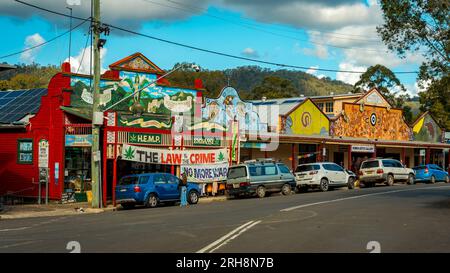 Nimbin, NSW, Australien – Hauptstraße in der Stadt Stockfoto