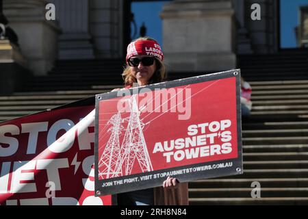 Victoria, Australien. 15. Aug. 2023. 45-Traktoren und andere landwirtschaftliche Fahrzeuge machen Schleifen des Melbourne CBD, während Bauern und Mitglieder der Bauerngemeinde auf den vorderen Stufen des Parlaments in Victoria protestieren. Kredit: Joshua Preston/Alamy Live News Stockfoto