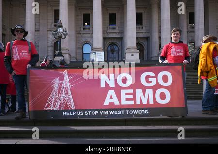 Victoria, Australien. 15. Aug. 2023. 45-Traktoren und andere landwirtschaftliche Fahrzeuge machen Schleifen des Melbourne CBD, während Bauern und Mitglieder der Bauerngemeinde auf den vorderen Stufen des Parlaments in Victoria protestieren. Kredit: Joshua Preston/Alamy Live News Stockfoto