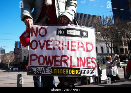 Victoria, Australien. 15. Aug. 2023. 45-Traktoren und andere landwirtschaftliche Fahrzeuge machen Schleifen des Melbourne CBD, während Bauern und Mitglieder der Bauerngemeinde auf den vorderen Stufen des Parlaments in Victoria protestieren. Kredit: Joshua Preston/Alamy Live News Stockfoto