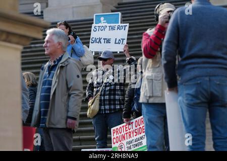 Victoria, Australien. 15. Aug. 2023. 45-Traktoren und andere landwirtschaftliche Fahrzeuge machen Schleifen des Melbourne CBD, während Bauern und Mitglieder der Bauerngemeinde auf den vorderen Stufen des Parlaments in Victoria protestieren. Kredit: Joshua Preston/Alamy Live News Stockfoto