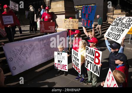 Victoria, Australien. 15. Aug. 2023. 45-Traktoren und andere landwirtschaftliche Fahrzeuge machen Schleifen des Melbourne CBD, während Bauern und Mitglieder der Bauerngemeinde auf den vorderen Stufen des Parlaments in Victoria protestieren. Kredit: Joshua Preston/Alamy Live News Stockfoto