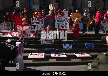 Victoria, Australien. 15. Aug. 2023. 45-Traktoren und andere landwirtschaftliche Fahrzeuge machen Schleifen des Melbourne CBD, während Bauern und Mitglieder der Bauerngemeinde auf den vorderen Stufen des Parlaments in Victoria protestieren. Kredit: Joshua Preston/Alamy Live News Stockfoto