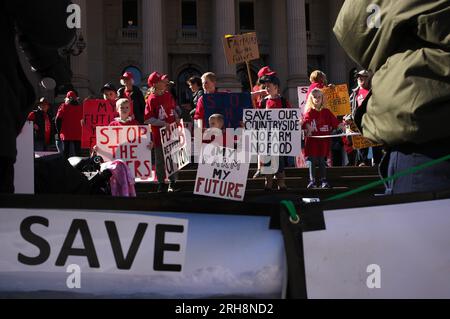 Victoria, Australien. 15. Aug. 2023. 45-Traktoren und andere landwirtschaftliche Fahrzeuge machen Schleifen des Melbourne CBD, während Bauern und Mitglieder der Bauerngemeinde auf den vorderen Stufen des Parlaments in Victoria protestieren. Kredit: Joshua Preston/Alamy Live News Stockfoto