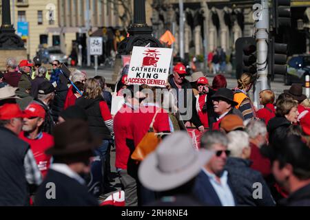 Victoria, Australien. 15. Aug. 2023. 45-Traktoren und andere landwirtschaftliche Fahrzeuge machen Schleifen des Melbourne CBD, während Bauern und Mitglieder der Bauerngemeinde auf den vorderen Stufen des Parlaments in Victoria protestieren. Kredit: Joshua Preston/Alamy Live News Stockfoto