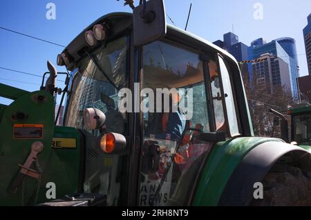 Victoria, Australien. 15. Aug. 2023. 45-Traktoren und andere landwirtschaftliche Fahrzeuge machen Schleifen des Melbourne CBD, während Bauern und Mitglieder der Bauerngemeinde auf den vorderen Stufen des Parlaments in Victoria protestieren. Kredit: Joshua Preston/Alamy Live News Stockfoto