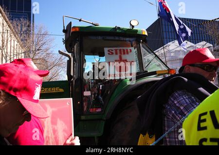 Victoria, Australien. 15. Aug. 2023. 45-Traktoren und andere landwirtschaftliche Fahrzeuge machen Schleifen des Melbourne CBD, während Bauern und Mitglieder der Bauerngemeinde auf den vorderen Stufen des Parlaments in Victoria protestieren. Kredit: Joshua Preston/Alamy Live News Stockfoto