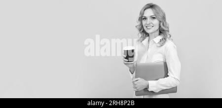 Wenn Sie müde sind, machen Sie eine Pause. Glückliche Karriere Mädchen halten Papierbecher. Teepause bei der Arbeit. Frau isoliert Gesicht Porträt, Banner mit Mock-up-Kopie Platz. Stockfoto