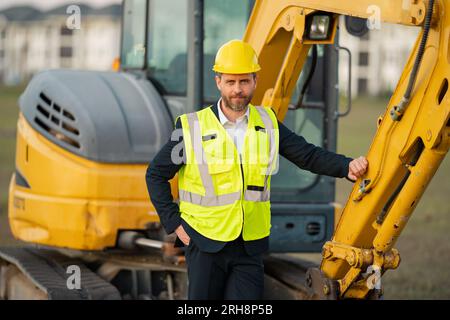Buider-Mann in Anzug und Schutzhelm. Bauinvestor. Geschäftsmann-Investor vor der Baustelle. Erfolgreicher Investor. Ein hübscher Mann im Anzug Stockfoto