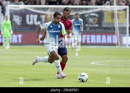 Wissam Ben Yedder aus Monaco, Mateusz Wieteska aus Clermont während des französischen Fußballspiels Ligue 1 zwischen Clermont Foot 63 und AS Monaco am 13. August 2023 im Gabriel-Montbite-Stadion in Clermont-Ferrand, Frankreich Stockfoto