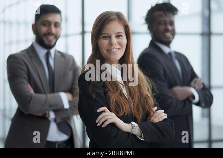 Fröhliche Geschäftsleute, die im Flur posieren. Stockfoto