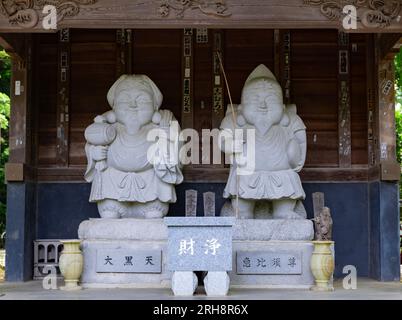 Japanische Hüterstatuen in der traditionellen Straße in Tokio Stockfoto