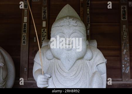 Eine japanische Hüterstatue in der traditionellen Straße in Tokio Stockfoto