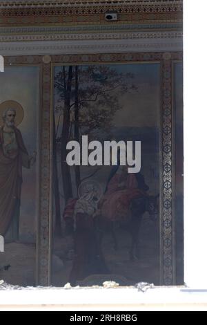 Bau einer orthodoxen Kirche in Odessa, die während des Krieges zwischen Ukraine und Russland durch Raketen zerstört wurde. Zerbrochene Mauer bricht orthodoxe Ikonen, Kreuze, religiöse Schmerzen Stockfoto