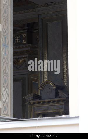 Bau einer orthodoxen Kirche in Odessa, die während des Krieges zwischen Ukraine und Russland durch Raketen zerstört wurde. Zerbrochene Mauer bricht orthodoxe Ikonen, Kreuze, religiöse Schmerzen Stockfoto