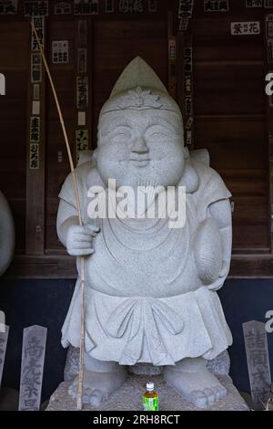 Eine japanische Hüterstatue in der traditionellen Straße in Tokio Stockfoto