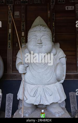 Eine japanische Hüterstatue in der traditionellen Straße in Tokio Stockfoto