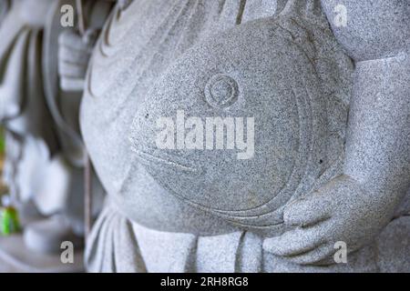 Eine japanische Hüterstatue in der traditionellen Straße in Tokio aus nächster Nähe Stockfoto