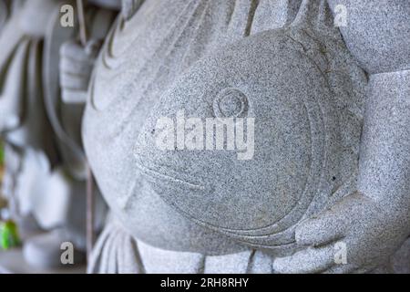 Eine japanische Hüterstatue in der traditionellen Straße in Tokio aus nächster Nähe Stockfoto