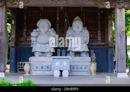 Japanische Hüterstatuen in der traditionellen Straße in Tokio Stockfoto