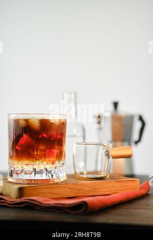 Heißer Espresso im Glas mit kaltem Tonic und Eis Stockfoto