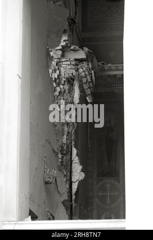 Bau einer orthodoxen Kirche in Odessa, die während des Krieges zwischen Ukraine und Russland durch Raketen zerstört wurde. Zerbrochene Mauer bricht orthodoxe Ikonen, Kreuze, religiöse Schmerzen Stockfoto