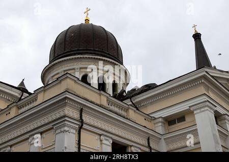 Bau einer orthodoxen Kirche in Odessa, die während des Krieges zwischen Ukraine und Russland durch Raketen zerstört wurde. Zerbrochene Mauer bricht orthodoxe Ikonen, Kreuze, religiöse Schmerzen Stockfoto