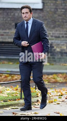 Aktenfoto vom 22. Oktober 11/22 des Ministers für Veteranenangelegenheiten Johnny Mercer kommt in Downing Street, London, vor einer Kabinettssitzung an. Herr Mercer hat gesagt, er sei entschlossen, die Neuansiedlungsregelungen für Afghanen im Vereinigten Königreich "richtig" zu gestalten, da humanitäre Gruppen sie zu langsam gebrandmarkt hätten und darauf hindeuteten, dass Menschen, die verzweifelt aus den Taliban fliehen, sich gezwungen fühlten, stattdessen gefährliche Kanalübergänge zu machen. Ausgabedatum: Dienstag, 15. August 2023. Stockfoto