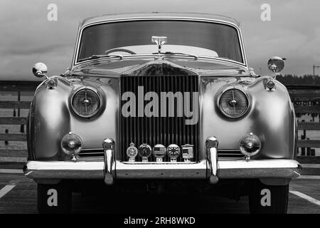 Vorderansicht eines klassischen Luxuswagens Rolls-Royce. Der Rolls Royce Silver Cloud Series Oldtimer war das Hauptmodell der Rolls-Royce-Fahrzeugpalette von April Stockfoto