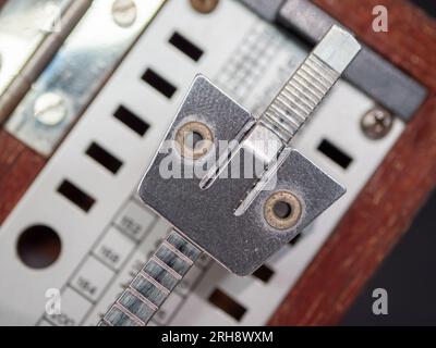 Nahaufnahme der Details. Das Pendel eines mechanischen Metronoms in langsamem Tempo Stockfoto