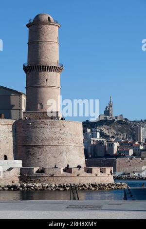 Turm der Laterne (Französisch: Tour du fanal) am Ende von Fort Saint-Jean mit Saint-Victor Abbey (Französisch: Abbaye Saint-Victor) und Notre-Dame de la Stockfoto